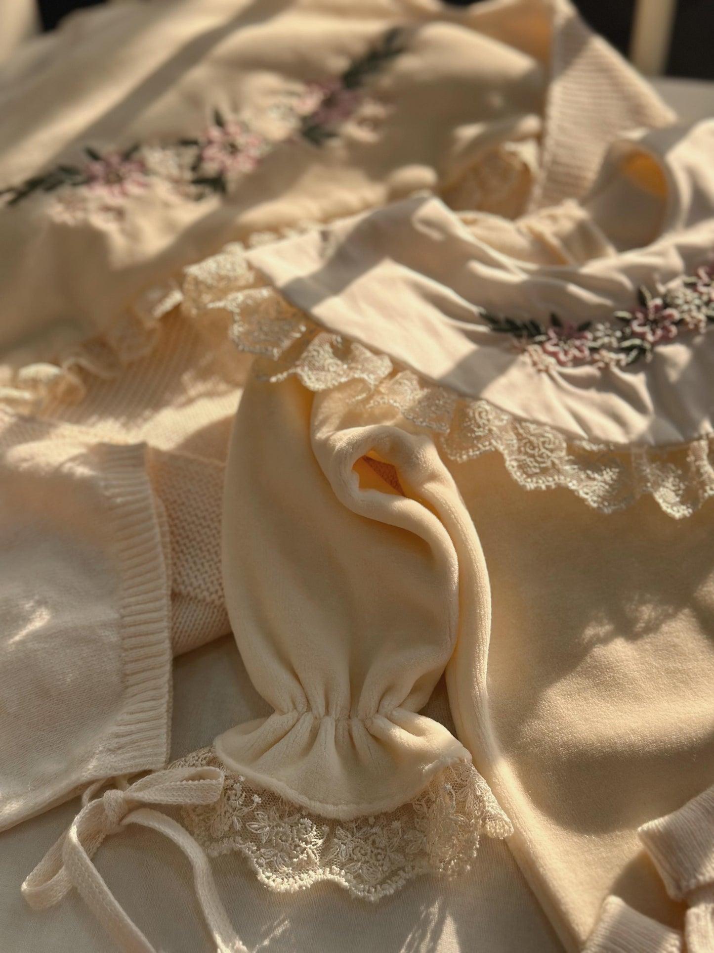 Baby Newborn Samt/Spitzendetail 5 Teilig mit Stickerei - Creme