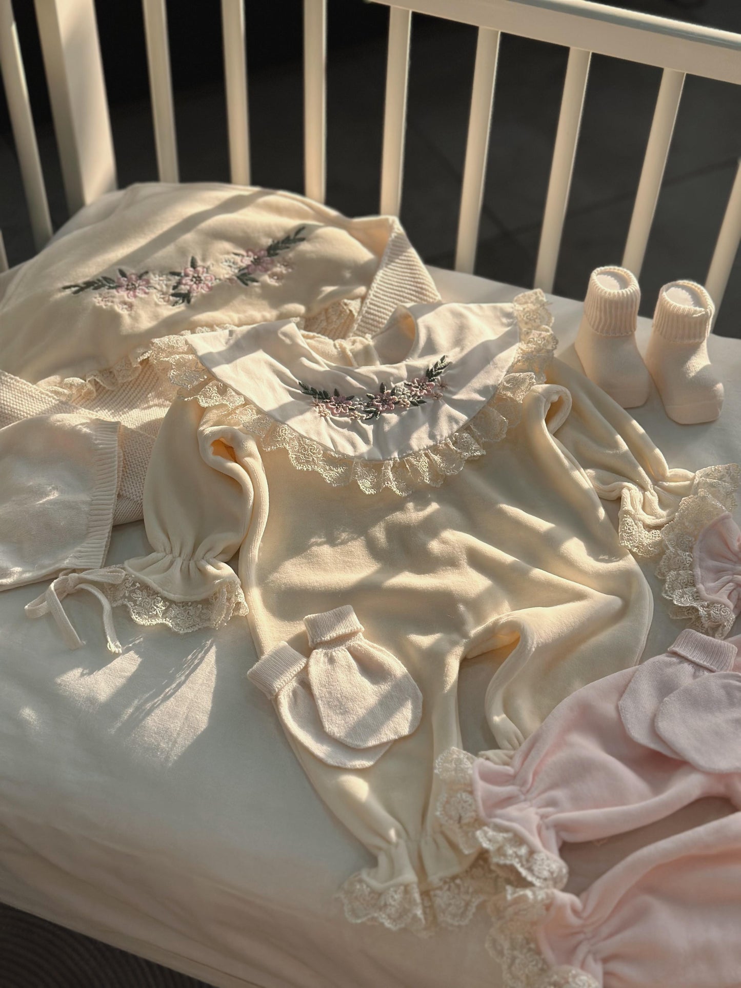Baby Newborn Samt/Spitzendetail 5 Teilig mit Stickerei - Creme