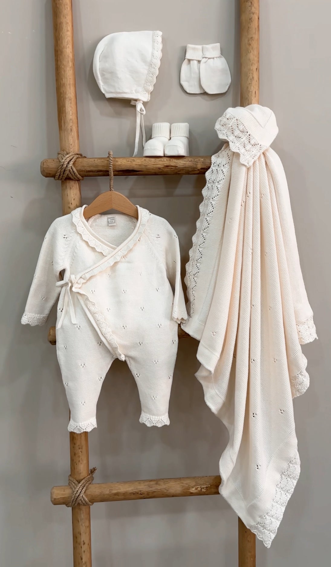Baby Newborn 5 Teilig Strickset - Wickeloverall
Neugeborenen Set
100% Baumwolle