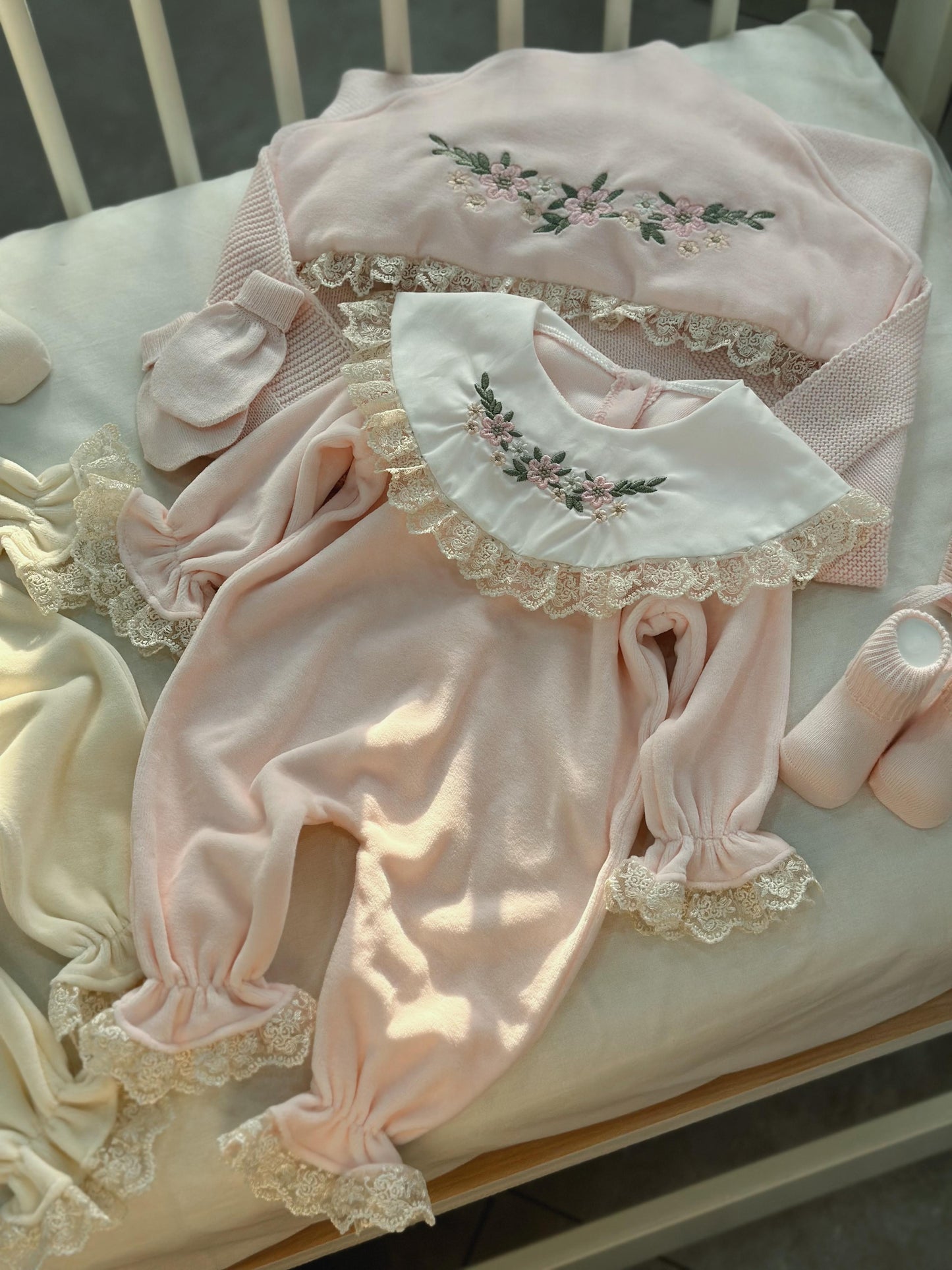 Baby Newborn Samt/Spitzendetail 5 Teilig mit Stickerei - Rosa