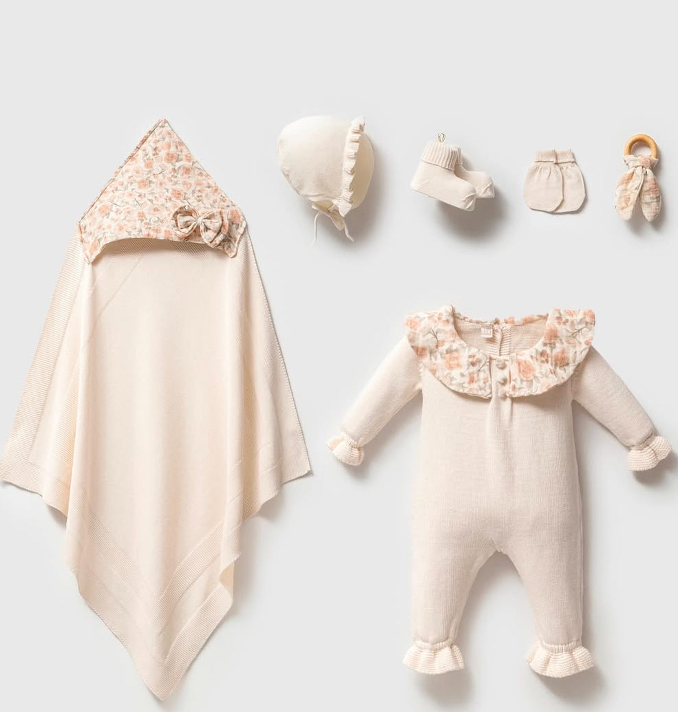 Vintage Set
Baby Neugeborenen Set 5 Teilig Creme
Baumwolle
Baby Erstaustattungspaket
0-3 Monate