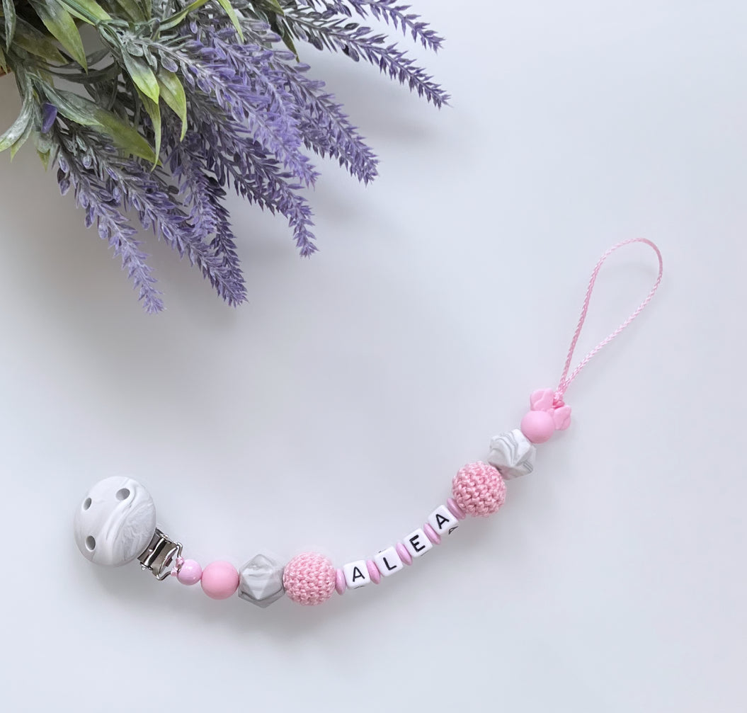 Schnullerkette Alea
Rosa
Personalisierung
Nuggikette