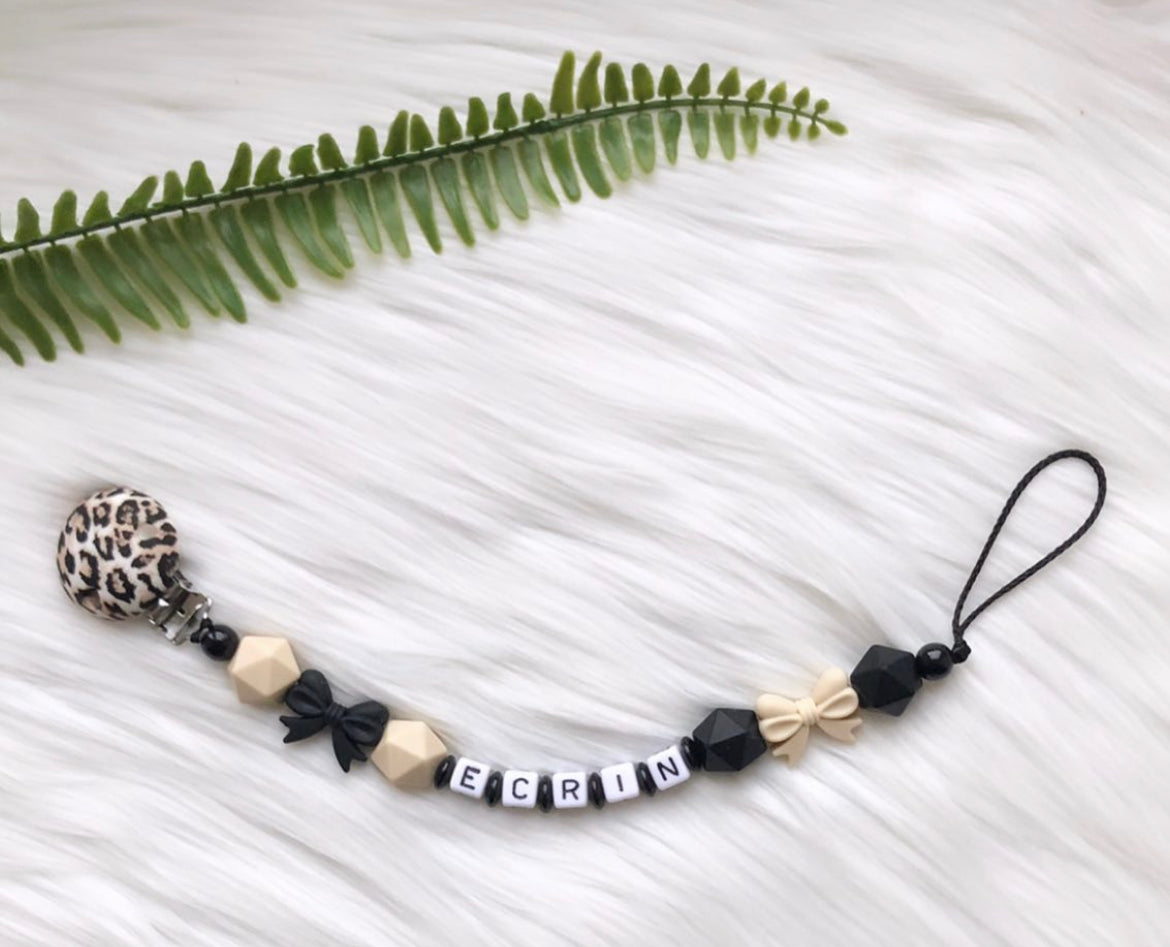 Schnullerkette Leo Muster Schleife