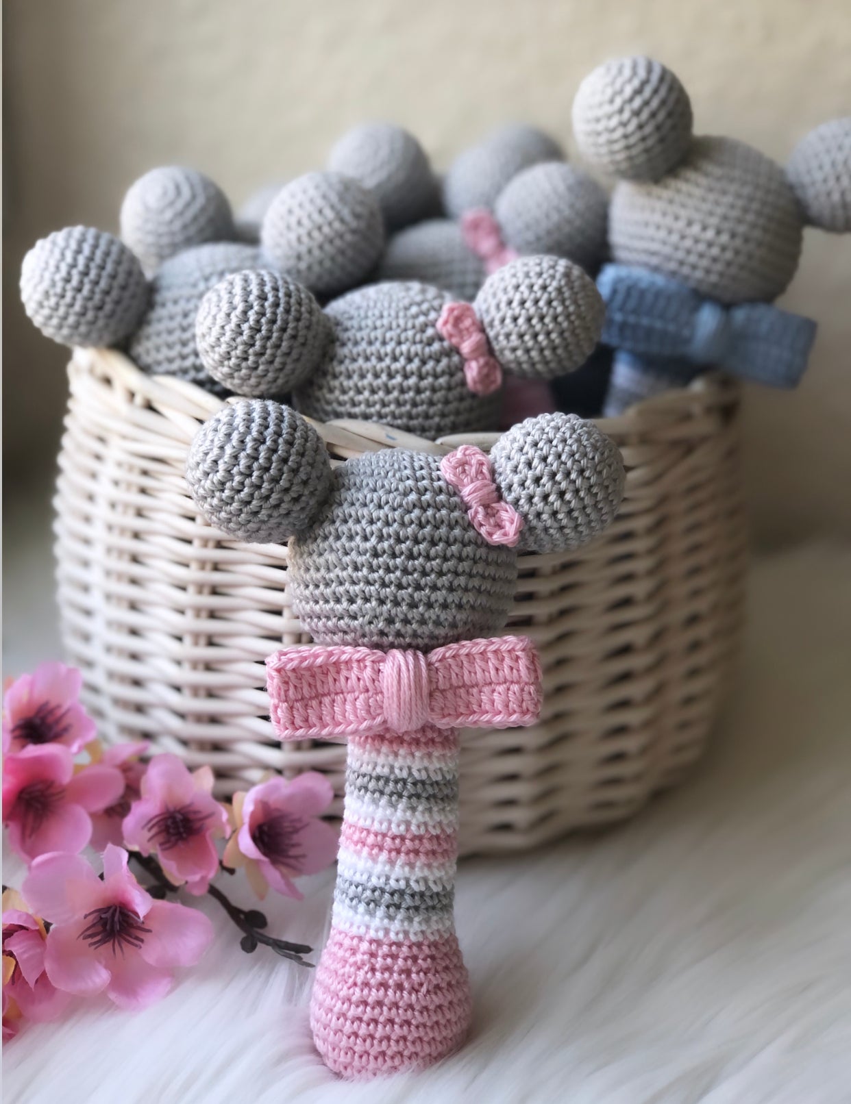 Rasselstab Rosa Maus
Handgefertigte Strick-Rassel für Babys