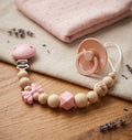 Personalisierte Schnullerkette mit Namen, Gravur, rosa Schleife, Holzperlen und Silikonperlen – individuelles Babygeschenk zur Geburt oder Taufe.