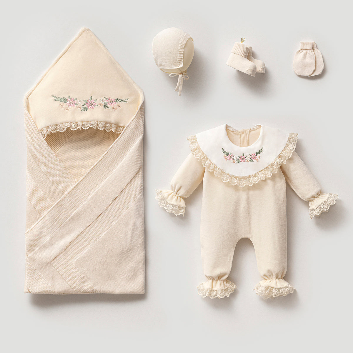 Baby Newborn Samt/Spitzendetail 5 Teilig mit Stickerei - Creme
Baby Neugeborenen Set