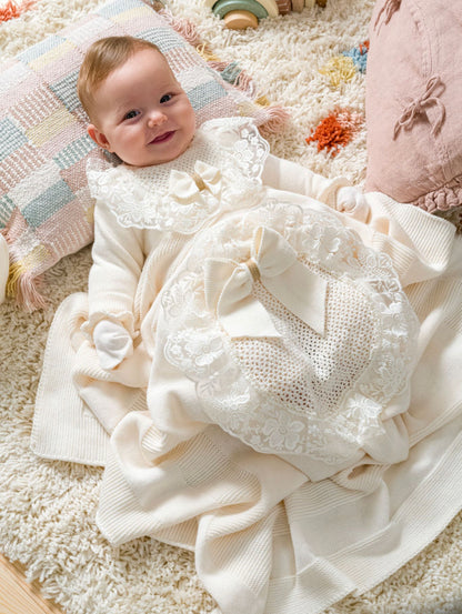 Baby Newborn 5 Teilig Strickset - Baby Luxuriöse Spitzendetail und Schleife Creme
Erstausstattung für dein Baby 
0-3 Monate 