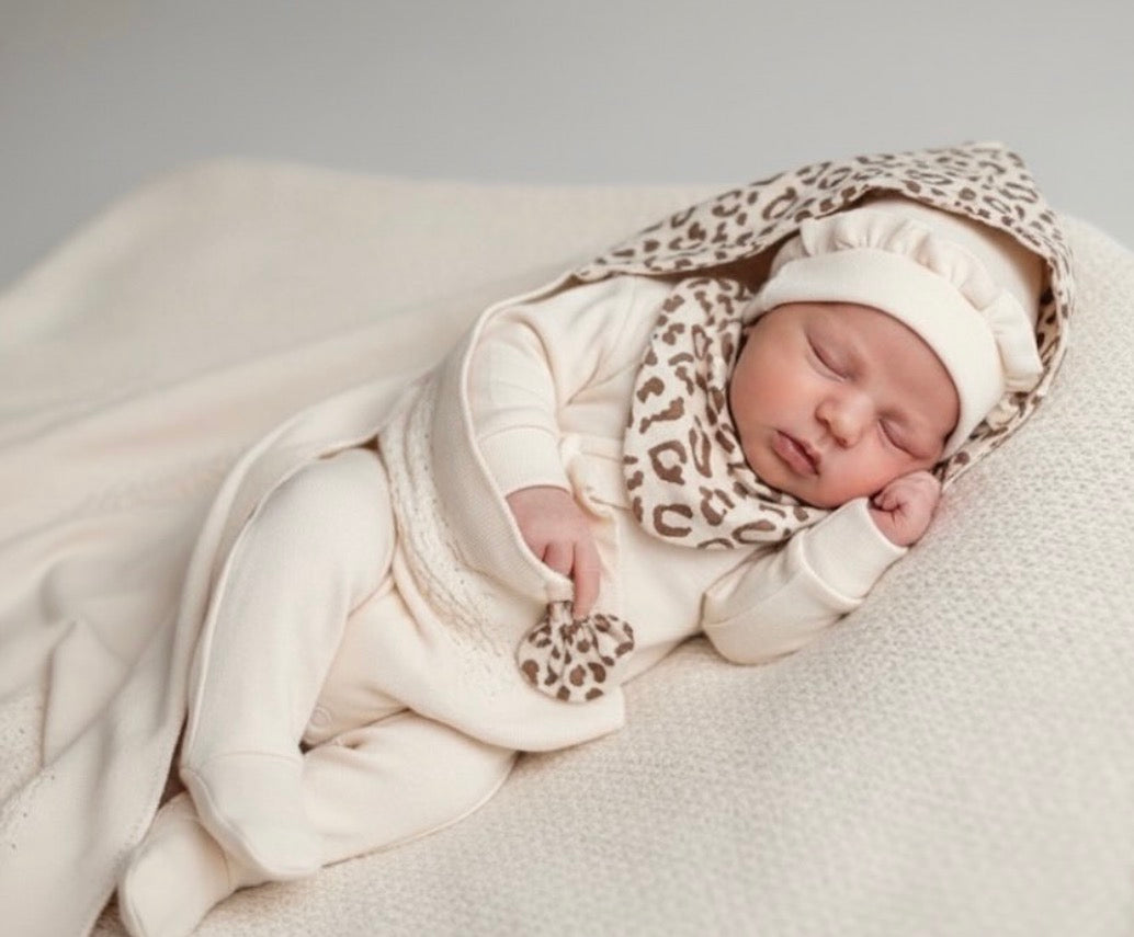 MAXILEO Baby Newborn 8 Teilig Strick/-Musselinset - Leo - Musselindetail - Creme
