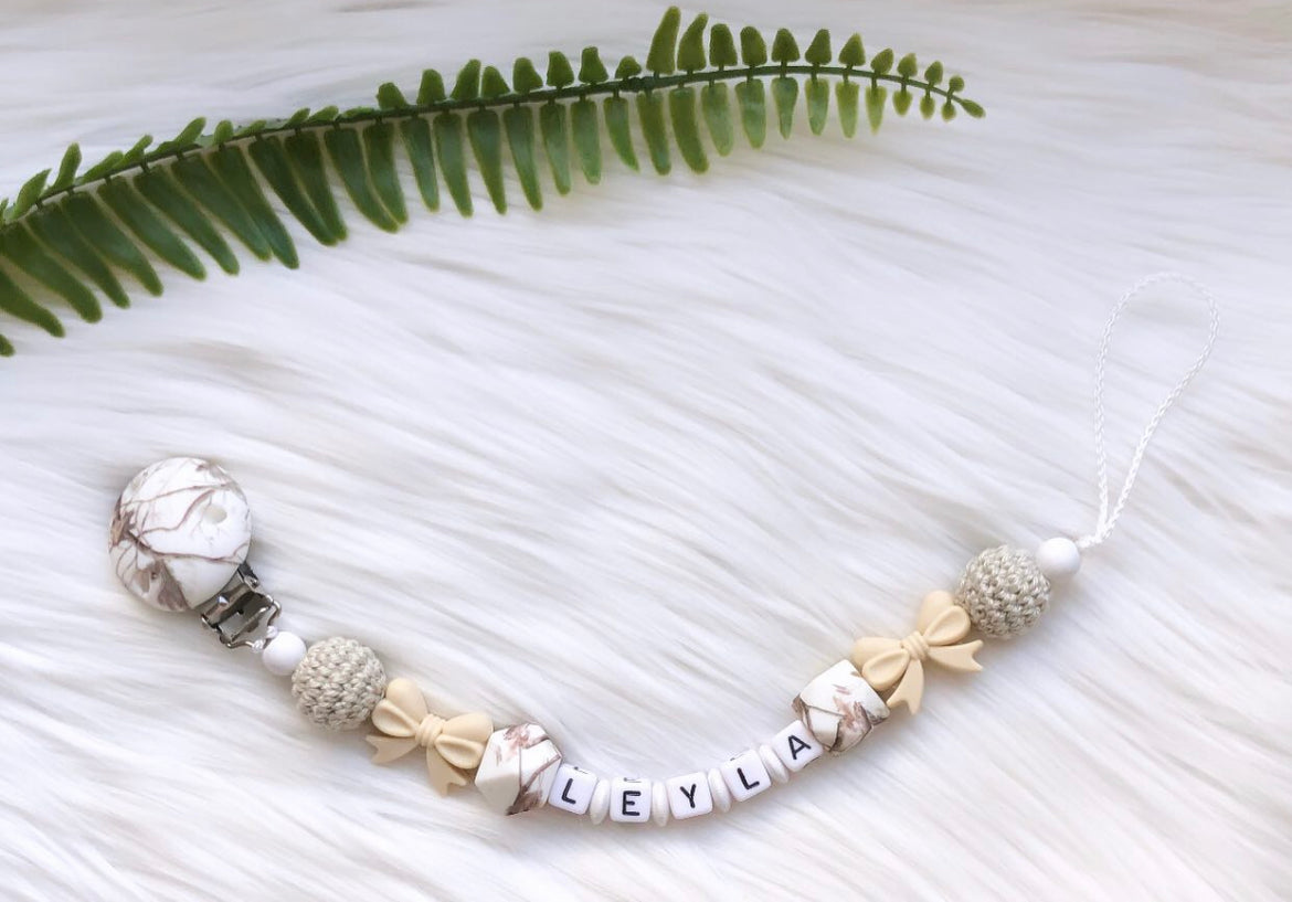 Schnullerkette mit Name Leyla