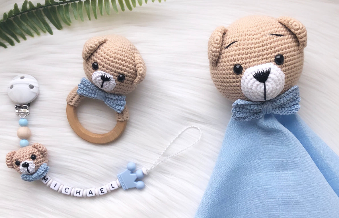 Schmuseteddy
Baby Rassel
Schnullerkette
Baby Set