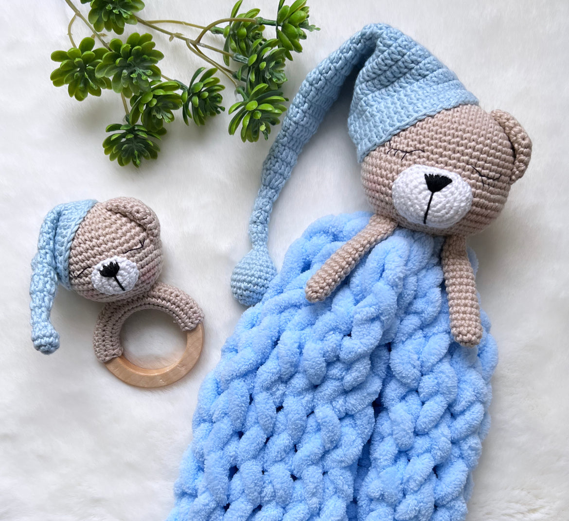 Baby Häkelschmuse Schlaffreund Set Blau
Rassel und Schnuffeltuch 